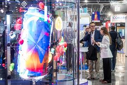 Visiteurs devant un stand d'innovation