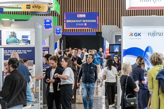 Visiteurs dans les couloirs entre les stands du salon