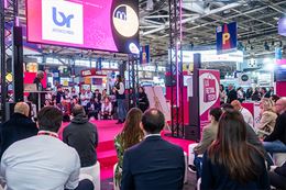 Public regardant la scène du retail tech