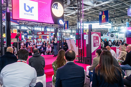Public regardant la scène du retail tech