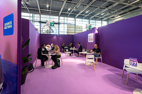 Personnes assises à des tables dans la salle des business meetings
