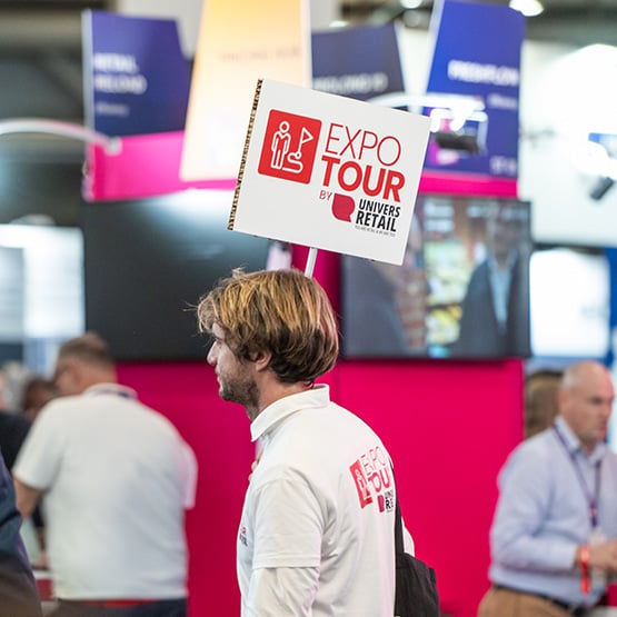 Homme tenant une pancarte avec les mots Expo Tour