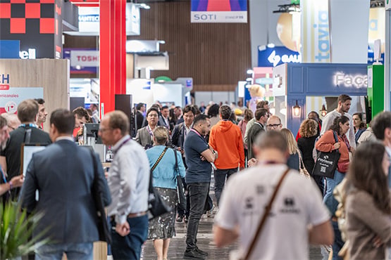 Personnes marchant dans les couloirs du salon