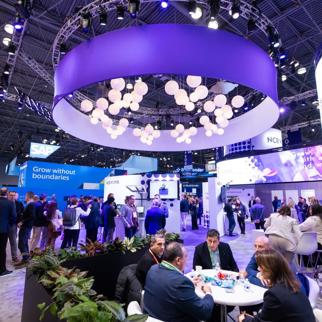 Rencontres et échanges entre professionnels du retail sur le salon du NRF, au cœur des stands exposants et des innovations.