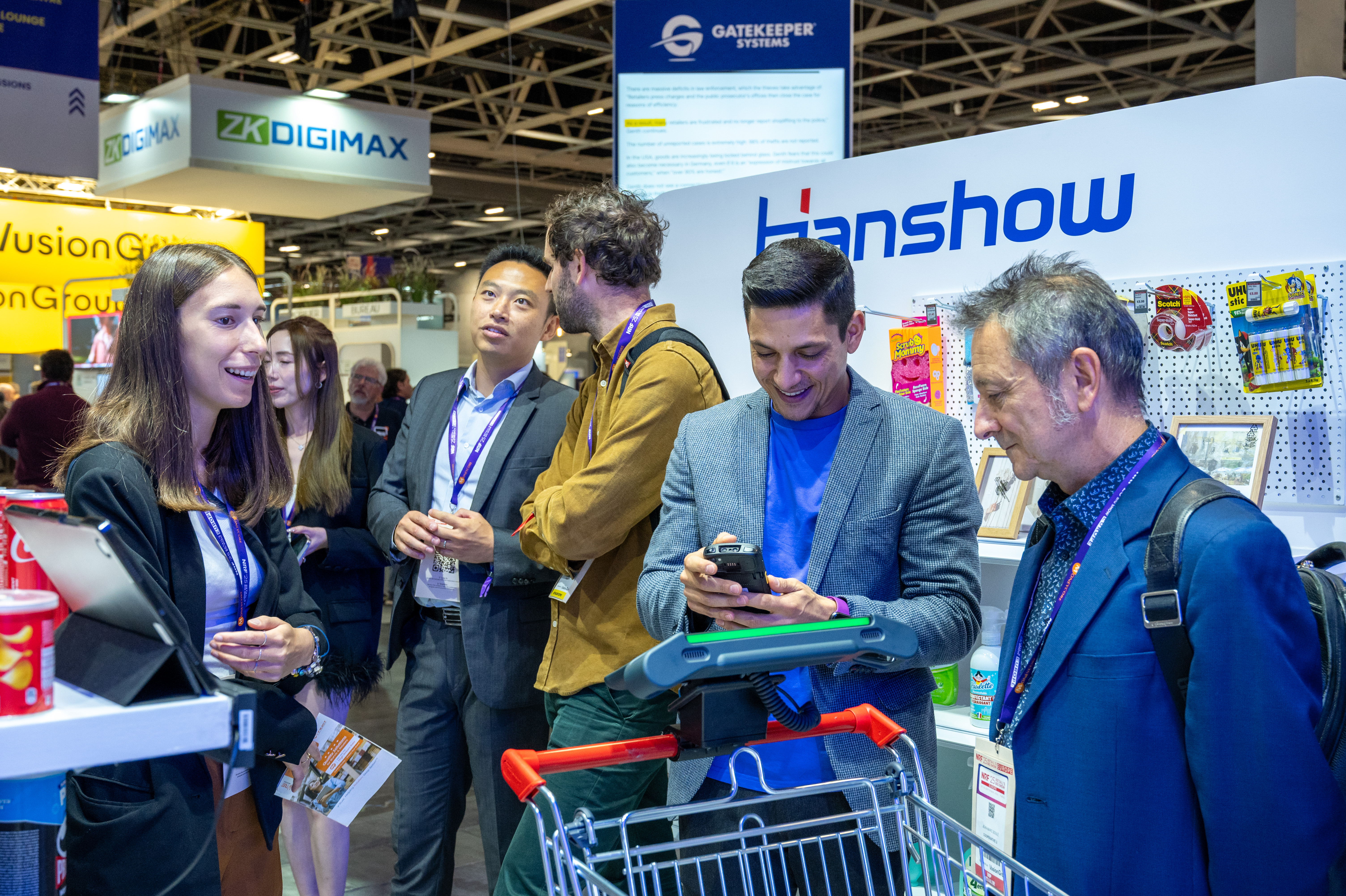 Professionnels du retail découvrant une démonstration technologique à NRF 2026: Retail’s Big Show Europe