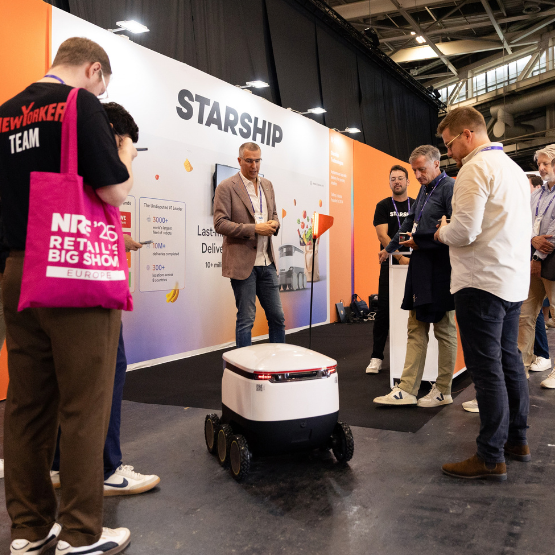 Démonstration d’un robot autonome Starship Technologies devant des visiteurs au NRF 2026: Retail’s Big Show Europe.