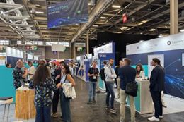 Visiteurs du SIEC 2025 sur l'espace innovators showcase en discussion professionnelle 