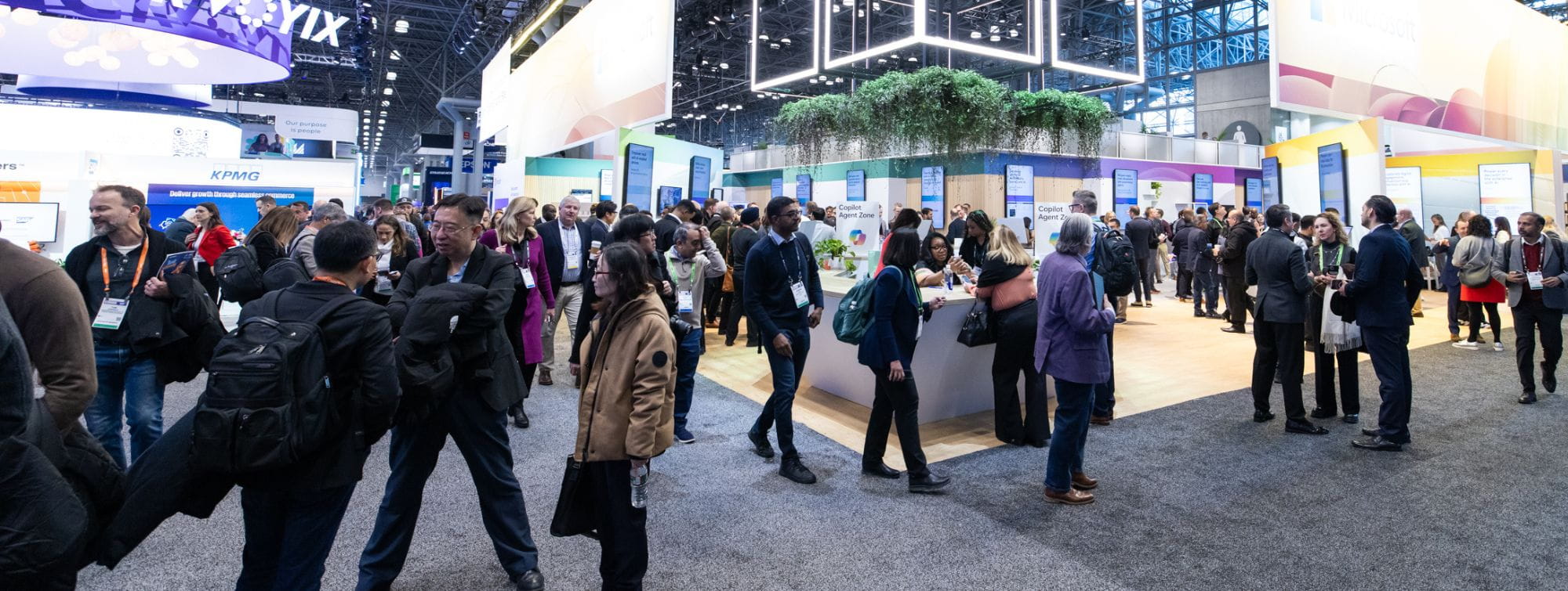 Vue d’ensemble de l’espace d’exposition du NRF, avec de nombreux visiteurs échangeant autour des stands, dans une ambiance dynamique et professionnelle.