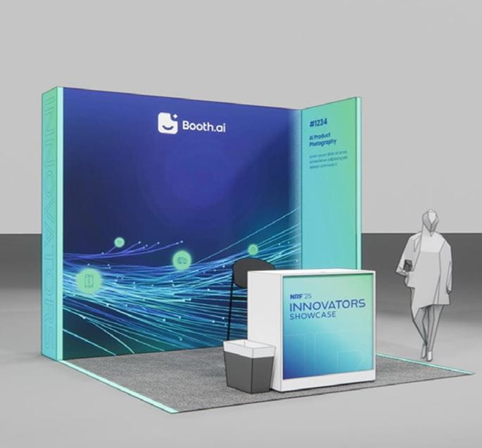 Stand d’exposition avec un mur bleu et vert, un comptoir blanc marqué "Innovators Showcase" et une poubelle.