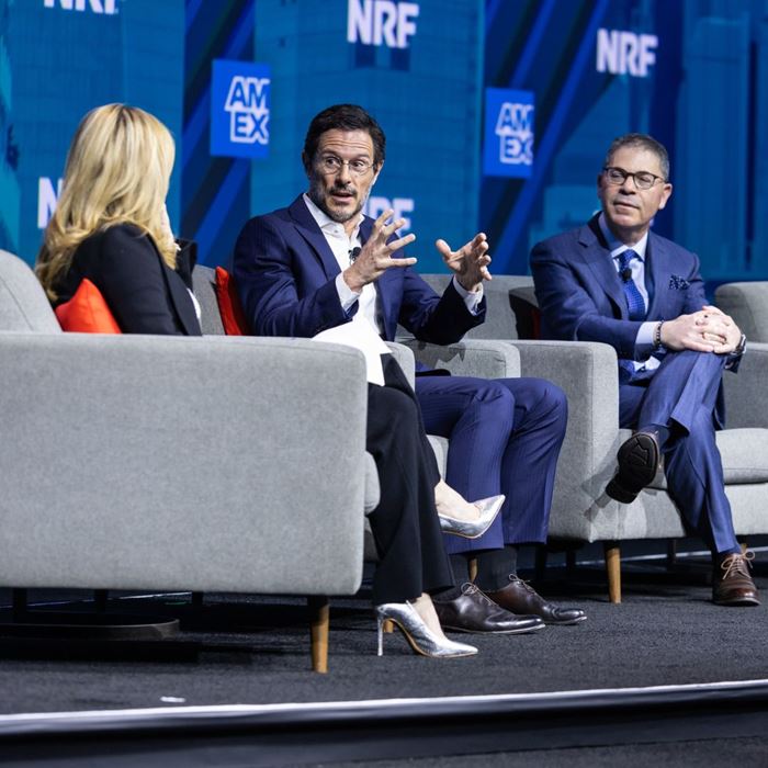 Leaders du retail échangeant sur scène lors d’une session phare du NRF, partageant leur vision et leur expertise.