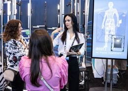 Présentation technologique sur un stand, illustrant l’innovation dans le retail.