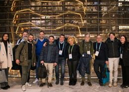 Groupe de professionnels visitant une boutique innovante dans le cadre d’un store tour guidé. 