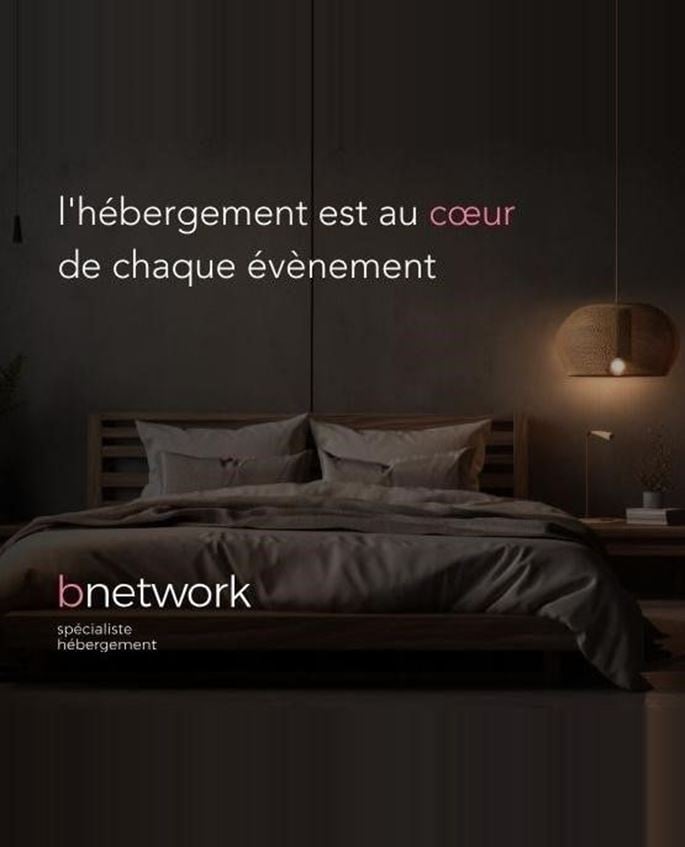 Visuel d’une chambre d’hôtel élégante avec le texte « L’hébergement est au cœur de chaque événement » et le logo bnetwork.
